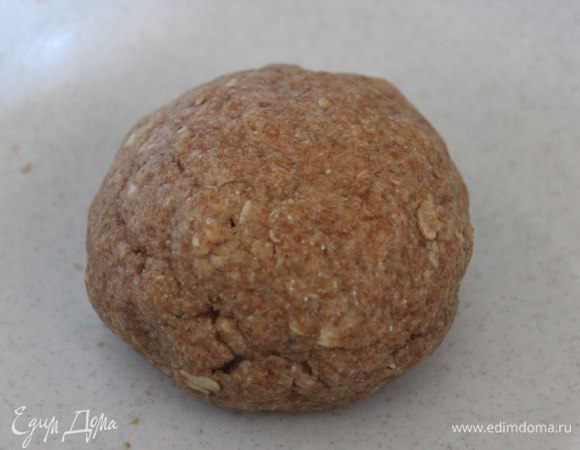 Делаем тесто: смешиваем муку, хлопья, соду и соль. В отдельной емкости смешиваем масло с кипятком и выливаем в воронку из сухих ингредиентов. Замешиваем мягкое, пластичное тесто. Даем ему немного остыть. 