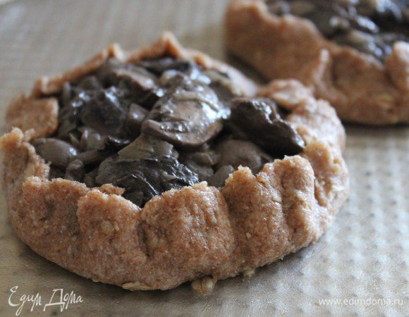 Я делала 4 порционные мини-галеты (диаметром примерно 10 см), поэтому все тесто разделила на 4 ровных части. Каждую часть тонко-тонко раскатать, выложить начинку, оставляя пустой край, чтобы потом можно было завернуть тесто!

Отправляем в предварительно разогретую духовку до 200 градусов на минут 25 до румяной корочки. Последние пару минут я включила режим "гриль + конвекция", перед этим добавив тертый сыр.