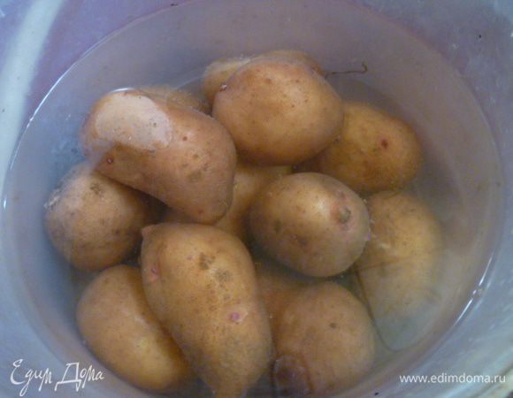 Картофель в кожуре хорошо помыть. Здесь у меня 12 средних картофелин.