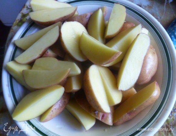Затем картофель нарезать на 4 части, обсушить.