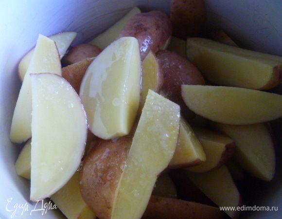 В миску или кастрюлю выкладываем картофель, добавляем соль и растительное (можно оливковое) масло, закрываем крышкой и хорошо встряхиваем, чтобы вся картошка была равномерно покрыта солью и маслом.