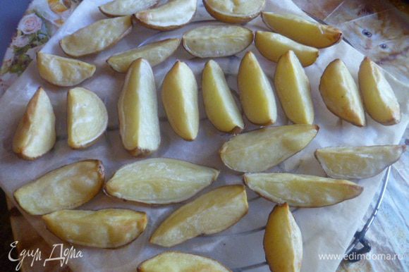 Запекать при 200 градусах 35-50 минут (все зависит от сорта). Готовность можно проверить проколов картошину вилкой.
