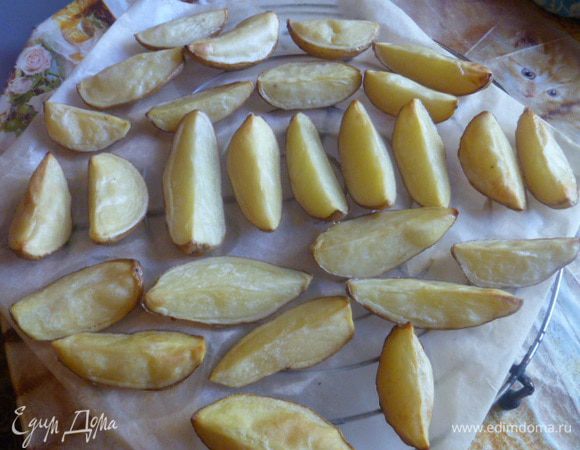 Запекать при 200 градусах 35-50 минут (все зависит от сорта). Готовность можно проверить проколов картошину вилкой.