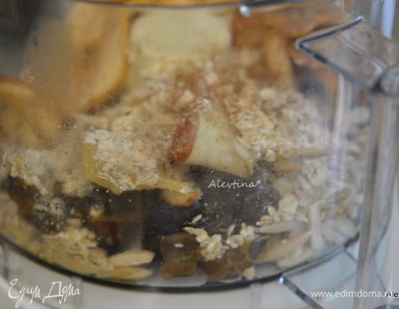 Сложить все в кухонный процессор, насадка - нож. 
Вместо жидкого меда можно использовать кленовый сироп или сироп агавы.