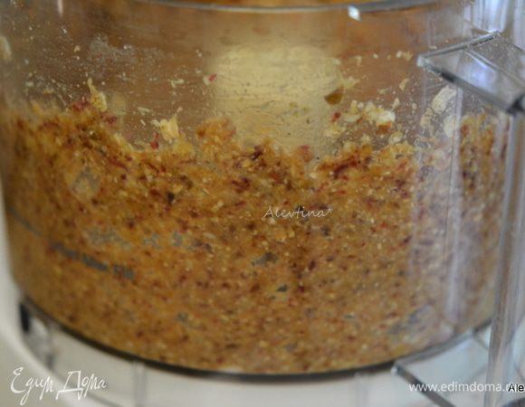 Измельчить все в пасту. Если очень сухо, добавьте мед или 1 ст. л. воды. 
