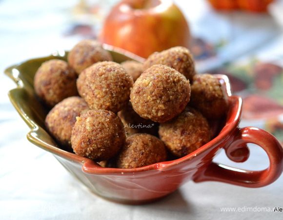 Яблочные шарики - прекрасный перекус для школьника, имеющий ценный состав полезных свойств и веществ.