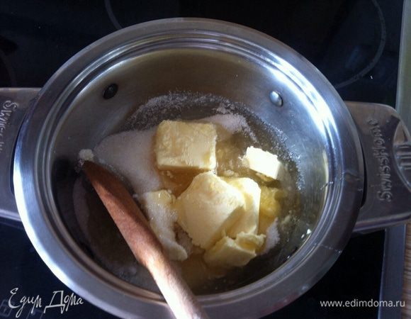 Сложить в сотейник масло, сахар, мед. Поставить на маленький огонь, держать до растворения сахара.