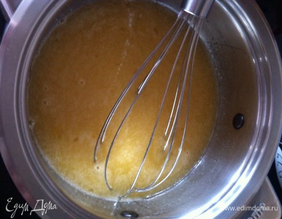 Яйца немного взбить, снять сотейник с огня ввести яйца, следите, чтобы не свернулись.