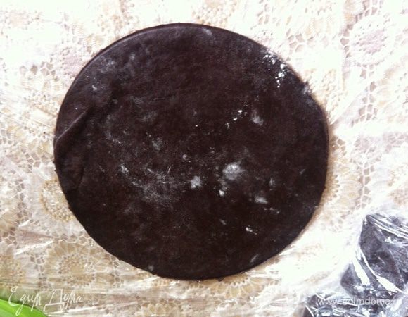 Раскатать каждую часть, вырезать круг 24 см. Выпекать при 175С 5 минут вместе с обрезками. Так как я не собиралась обсыпать крошкой из обрезков, у меня было 7 коржей.