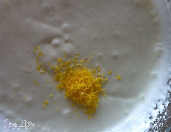 Сметану взбить с сахарной пудрой и ванильным сахаром, добавить цедру и сок одного лимона.