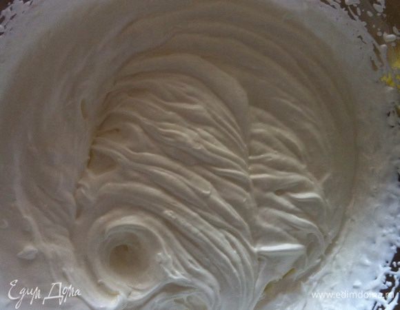 Отдельно взбить сливки до пиков.