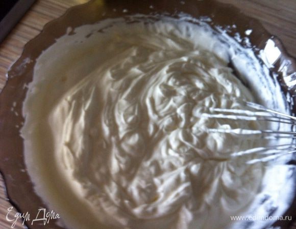 Соединить оба крема.