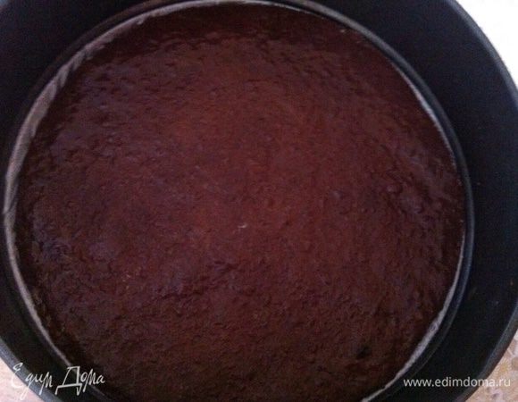 Сложить торт в форму 24 см пропитать хорошо сиропом (для сиропа соединить все ингредиенты, довести до кипения дать остыть).