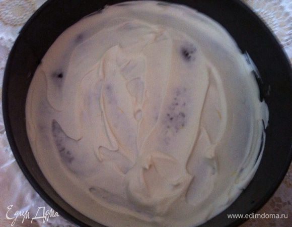 Покрыть обильно кремом, повторить данную процедуру со всеми коржами кроме верхнего. Заранее оставить 6-7 ложек крема для покрытия верха и боков. Поставить на час в холодильник.