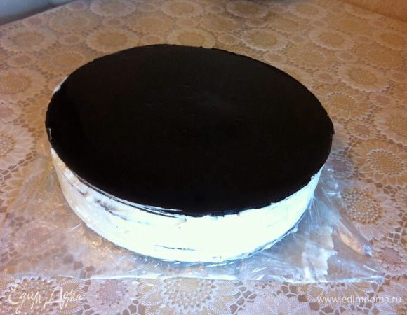 Я покрывала верхний слой зеркальной глазурью, осталась от предыдущего торта. Достать торт с холодильника, снять кольцо, покрыть верх и бока кремом, обсыпать крошкой из обрезков. Поставить на ночь в холодильник.