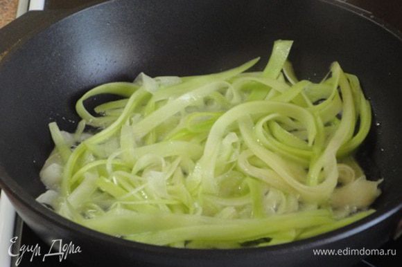 В сковороде хорошо разогреть растительное масло и частями быстренько обжарить овощную пасту.