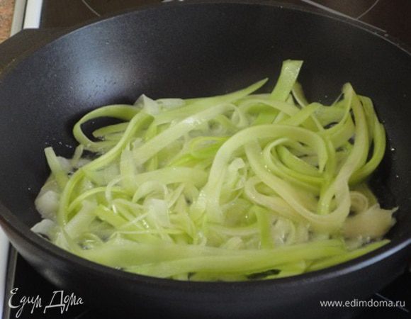 В сковороде хорошо разогреть растительное масло и частями быстренько обжарить овощную пасту.