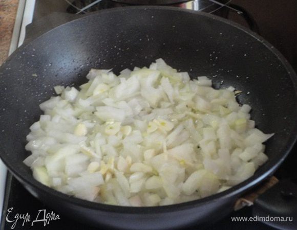Лук и чеснок мелко нарезать и обжарить на растительном масле до золотистого цвета.