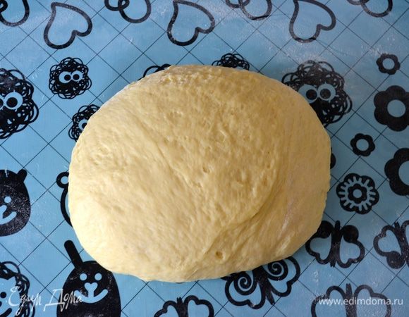 Подошедшее тесто выложить на рабочую поверхность, слегка присыпанную мукой и слегка обмять. Разделить на несколько кусочков. У меня получилось 15 кусочков, весом примерно 80 г.