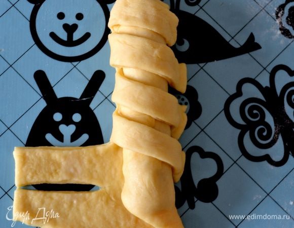 Теперь закрутить сосиску в тесто, накрыть полосками теста.