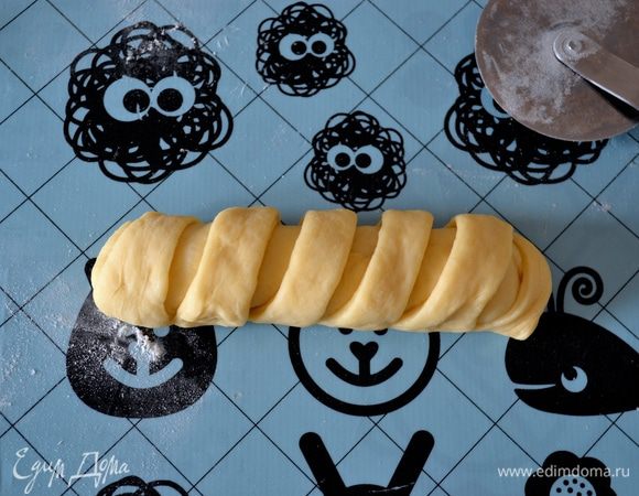 Аккуратно защинуть полоски теста внизу, закрыть по бокам и сформировать булочку.