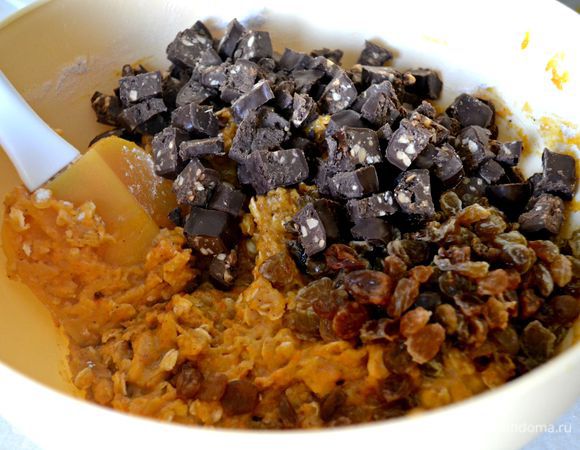 Добавить изюм и порубленный шоколад, хорошо перемешать.