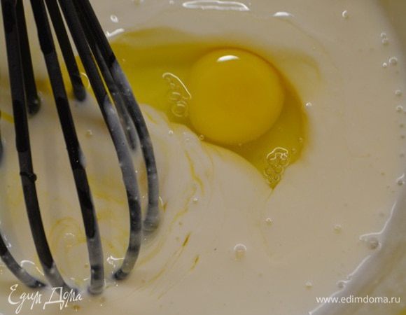 Разбить туда же яйца, посолить и перемешать. По желанию можно добавить 1 ст. л. сахара.