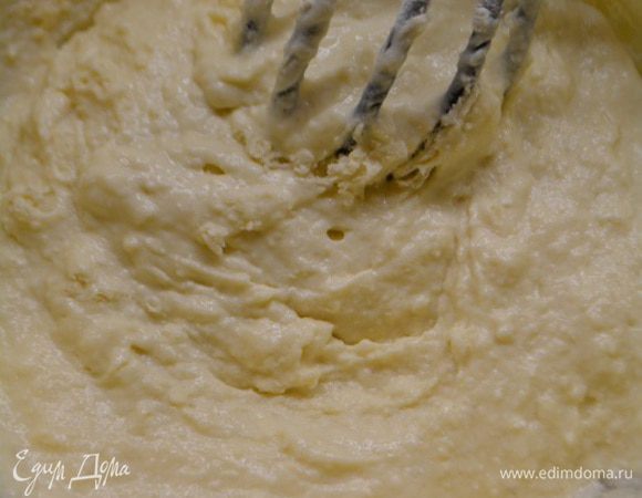 Всыпать муку и тщательно перемешать. Добавить соду.