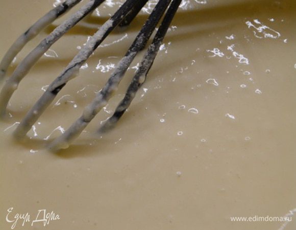 Влить стакан кипятка в несколько приемов, не переставая мешать. В конце влить растительное масло, перемешать до однородности. Теперь можем выпекать блинчики.