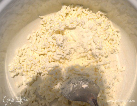 Творог протираем через сито.