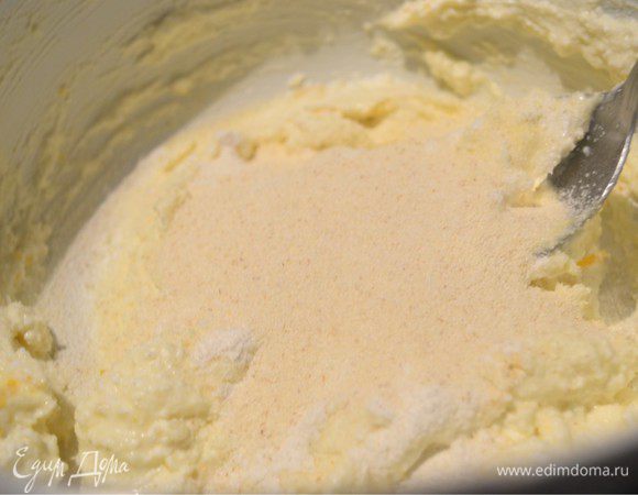 Добавляем муку и манку. Все хорошо перемешиваем. Накрываем пищевой пленкой и убираем в холодильник на ночь. Если готовите утром, уберите хотя бы минут на 40. Чем дольше охлаждается тесто, тем нежнее получатся ньокки.