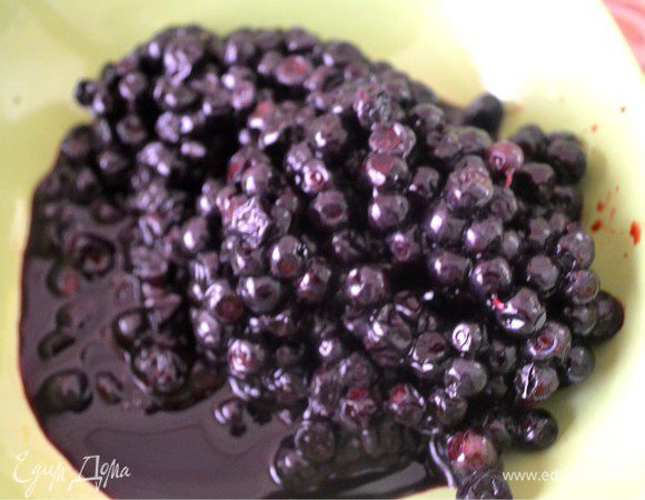 Клубнику размораживаем.