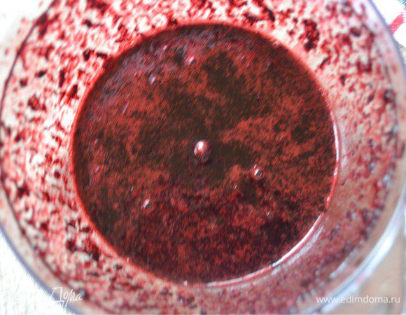 В блендере или в комбайне измельчаем чернику в пюре.