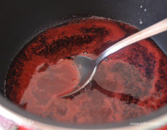 Перекладываем пюре в кастрюльку. Добавляем сахар и ваниль. Прогреваем минут 10 на медленном огне. Затем затягиваем соус разведенным в холодной воде крахмалом. Прогреваем до загустения, постоянно помешивая.