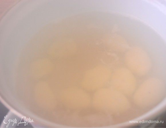 Ставим кастрюлю с водой на огонь. Когда вода закипит, солим ее и опускаем в кастрюльку ньокки. Варим пока они не всплывут. Как только ньокки всплывут, они готовы.