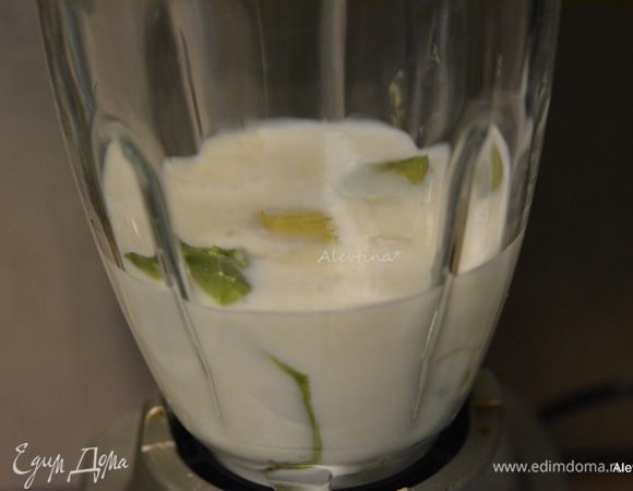 Очистить спелый авокадо, убрать косточку. В блендер добавить авокадо, кефир, сок лимона и мед.