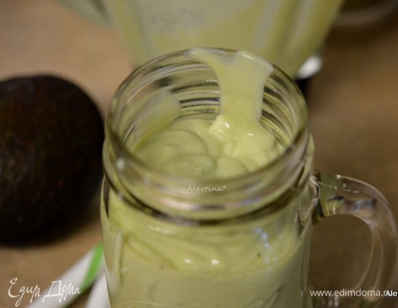 Смузи наполнить в емкость. Наслаждаемся приятным завтраком.