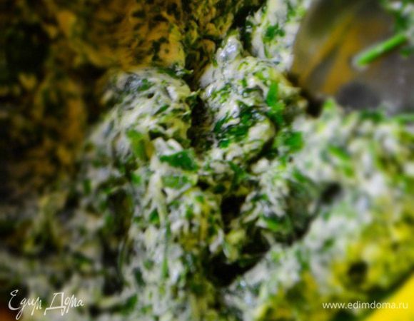 Измельчить в блендере зелень укропа и петрушки, лимон без кожицы и семян.
К этой массе добавить мягкое масло и соль с перцем. Тщательно все перемешать.