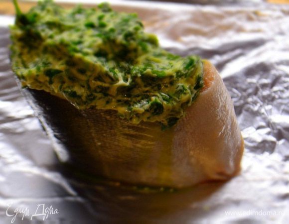 Рыбку помыть, обсушить, разрезать на порционные кусочки и уложить на фольгу. Сверху уложить масляную массу. Завернуть конвертом и запечь в духовке при Т 180 градусов 20 минут.