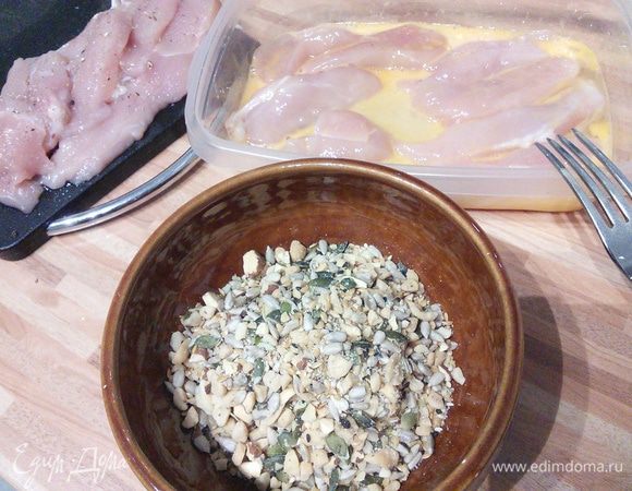 Мясо режем на продолговатые брусочки, солим, перчим, окунаем в яйцо, затем обсыпаем миксом из семечек, орехов и т. д. 