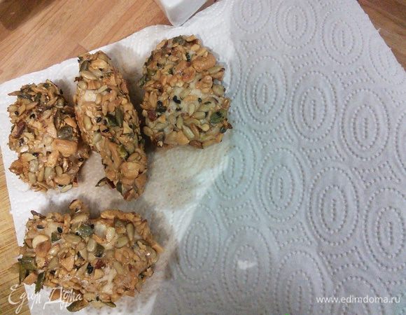 Выкладываем на салфетку для удаления лишнего жира. 