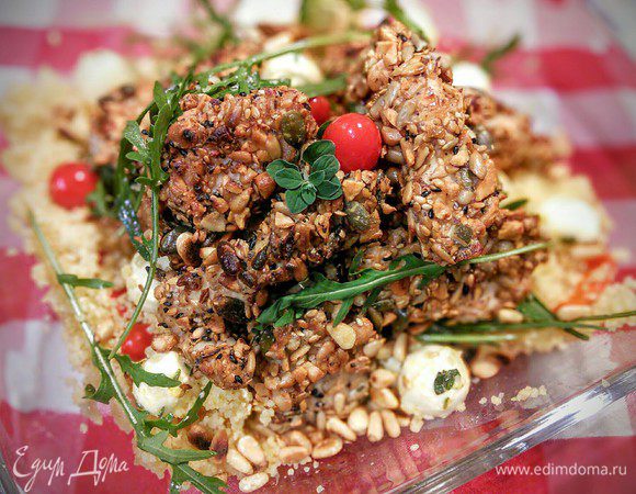 Заканчиваем приготовление салата. Для этого солим, перчим, добавляем сок лимона и маринад от моцареллы, смешиваем кус-кус с руколой, выкладываем в салатницу, сверху моцареллу и наггетсы. 