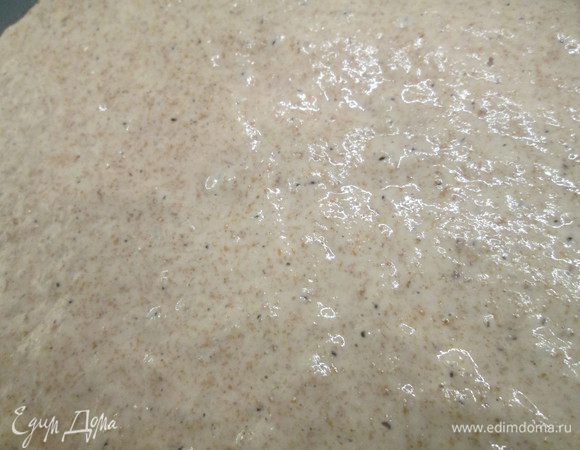 Замешиваем опару из цельнозерновой муки, воды и дрожжей - перемешиваем ложкой, закрываем пленкой или убираем в контейнер с крышкой на 12 часов, а лучше на 16-18 часов. Хлеб тогда получается с более плотным мякишем.