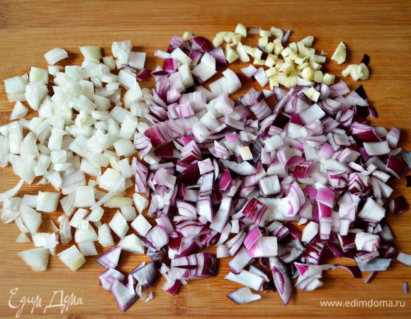 Для соуса лук и чеснок почистите, мелко порежьте. В сковороде разогрейте 2 ст л оливкового масла, лук и половину чеснока слегка протушите (около 5 мин) до прозрачности.

