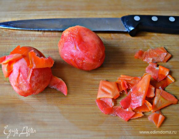 С помидор снимите кожицу. Для этого сделайте сверху крестообразные надрезы, ошпарьте кипятком, тогда кожица снимется без труда. 
