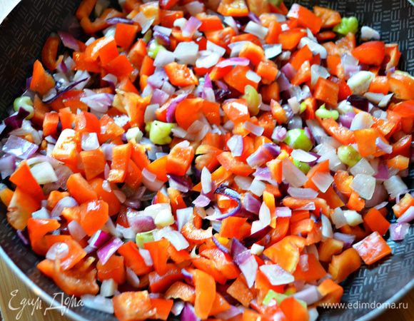 Нарежьте мелкими кубиками помидоры и добавьте к овощам. Потушите на небольшом огне около 10 мин, приправьте солью и перцем.
