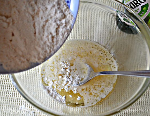 Для теста в миску налейте растительное масло и пиво, добавить соль, муку и замесите мягкое тесто. Возможно, вам потребуется чуть больше муки, как и мне. Как только тесто соберётся в шар, его сразу же можно использовать.



