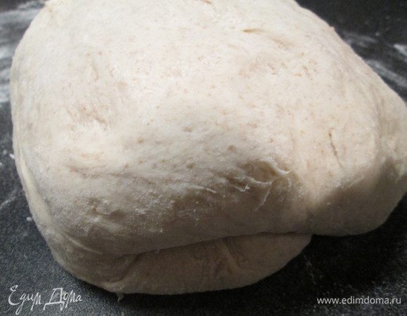 Через 30 минут снова обмять тесто, сложить его вчетверо, сформировать батон или хлеб круглой формы. Подготовить расстоечную корзину или любую форму, подходящего размера.
У меня стеклянная емкость, прикрытая тканью и присыпанная мукой. Укладываем в нее тесто, швом вверх, прикрываем тканью и оставляем на 40-45 минут.
Тем временем разогреваем духовку до 250*С.