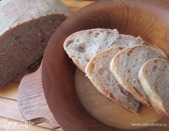 Нарезаем хлеб ножом с зубчиками и подаем.