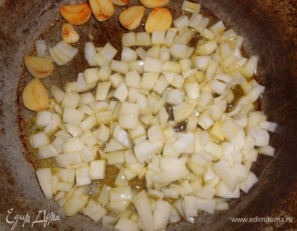 Обжариваем лук и чеснок (чеснок потом можно удалить из сковороды).